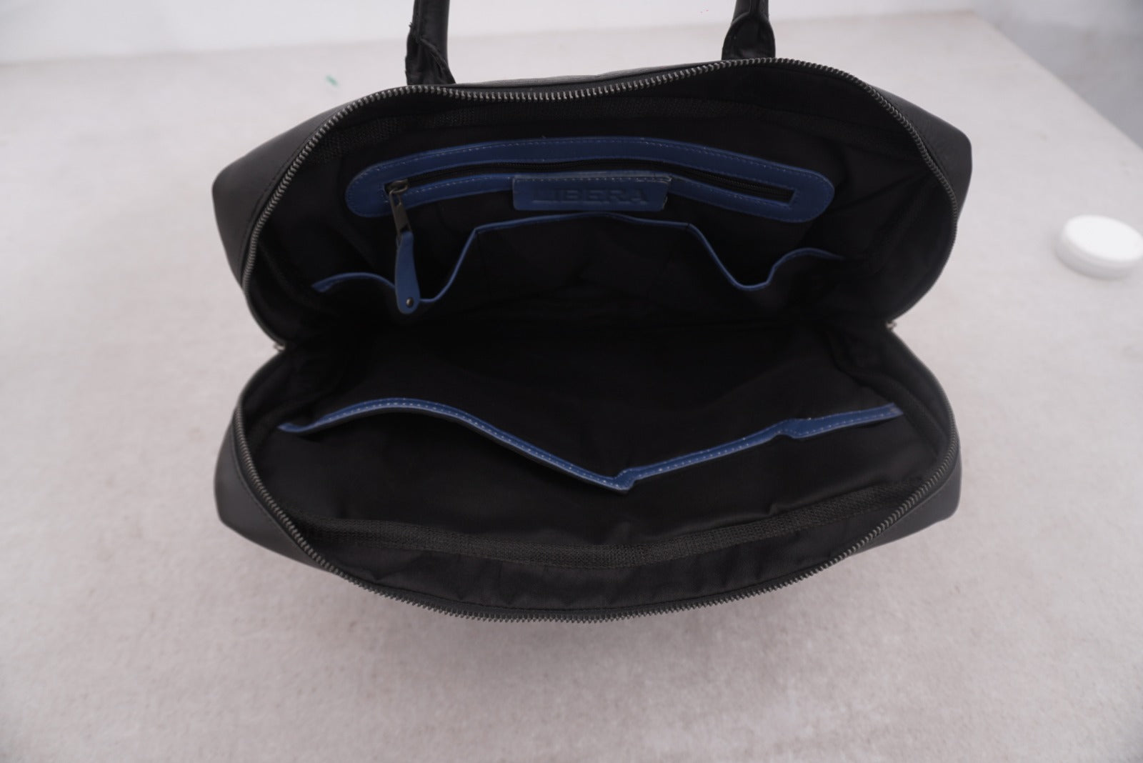 LOT NO. CB-077: VERTICAL LEATHER CROSSBODY